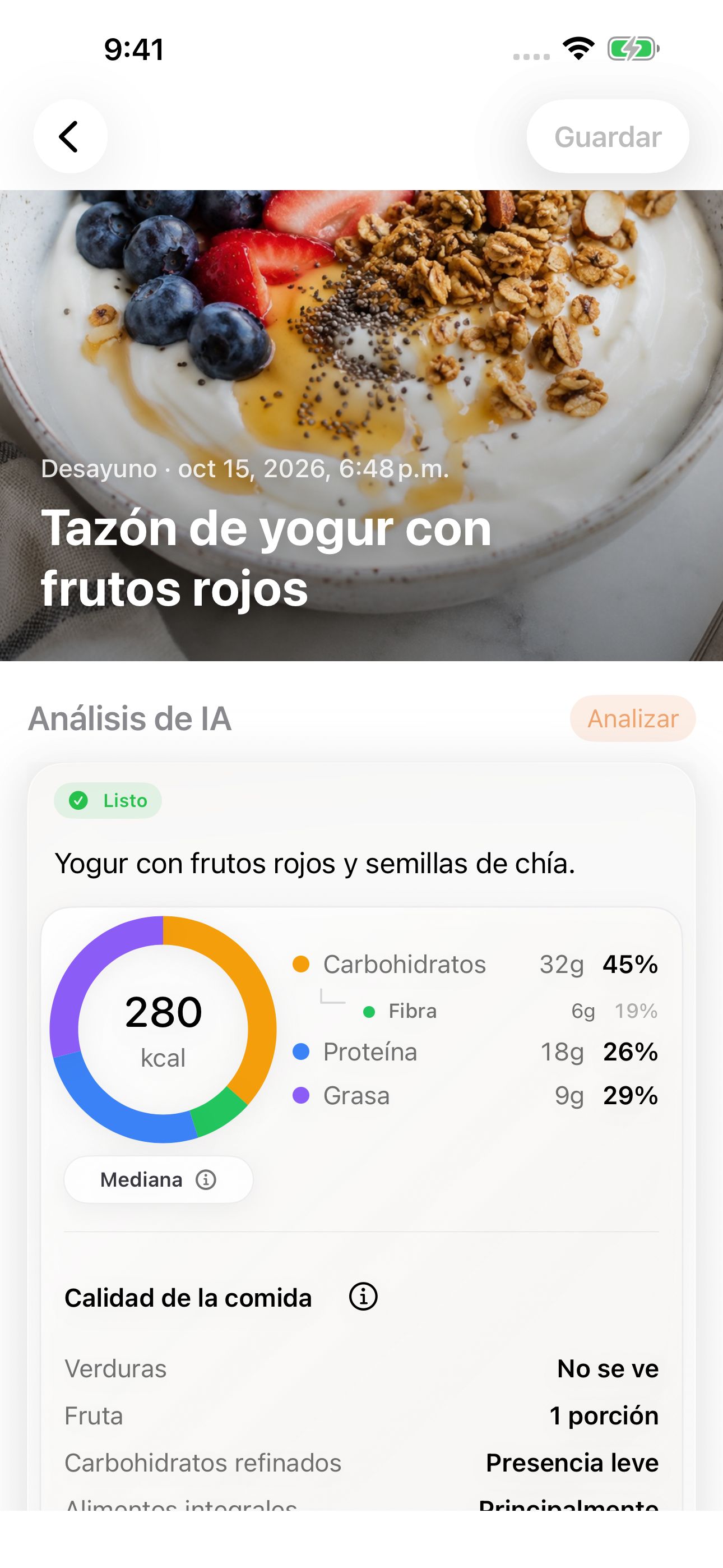 Registro de comida de GluNudge con una foto de yogur y estimaciones nutricionales de ejemplo.