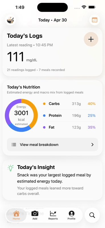 Pantalla de inicio de GluAI en iPhone con comidas, estimaciones nutricionales y resumen diario.