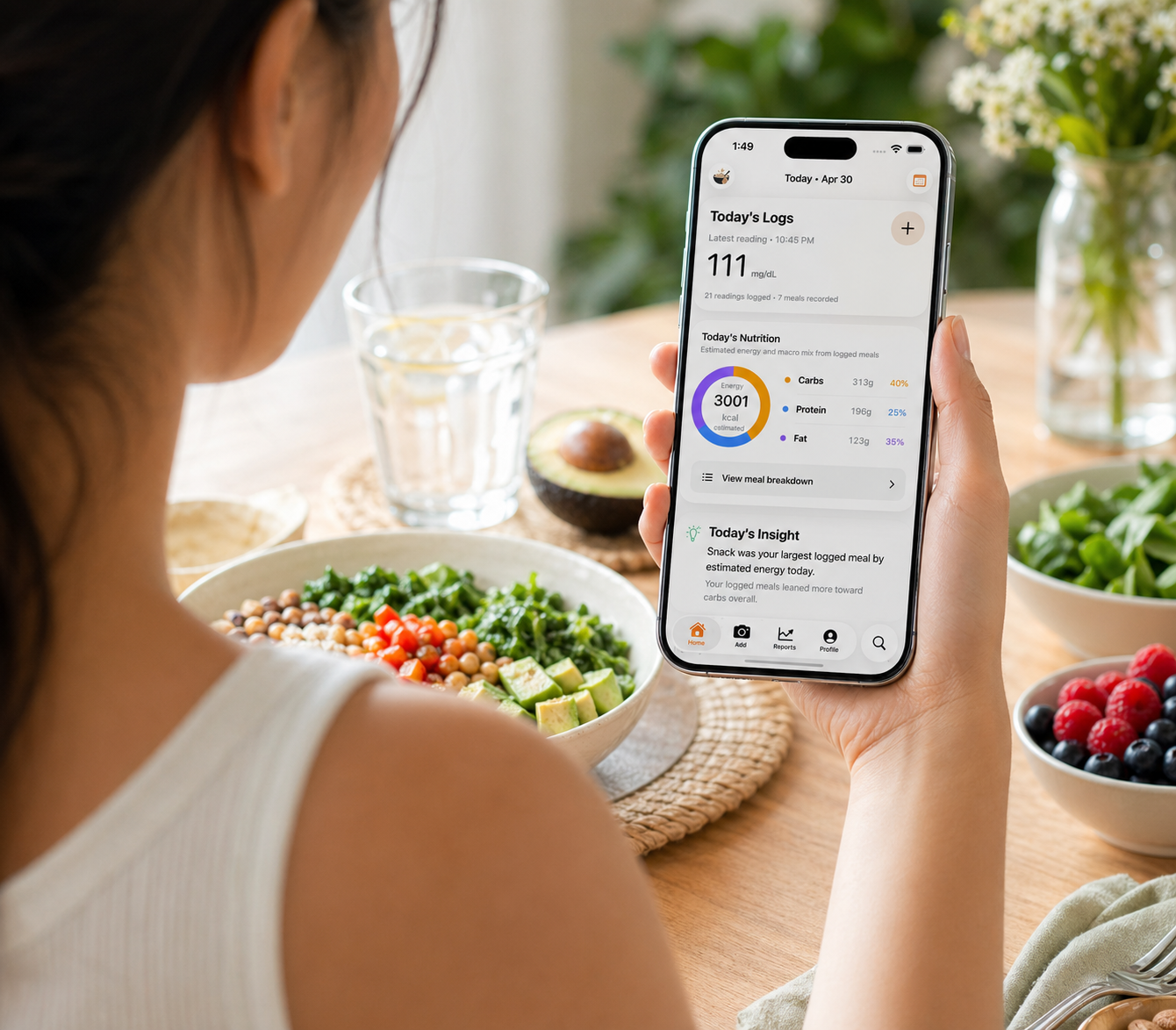 Panel de GluAI en iPhone con registros del día, nutrición e insights.